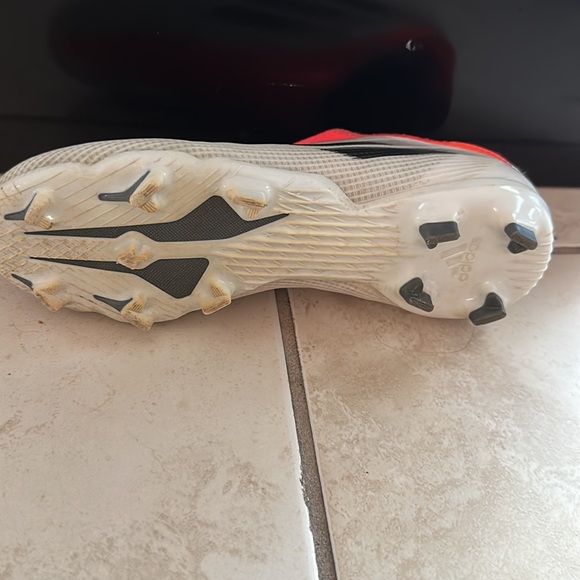 BOYS ADIDAS SOCCER CLEATS SIZE 4 …..$35 - Picture 5 of 6